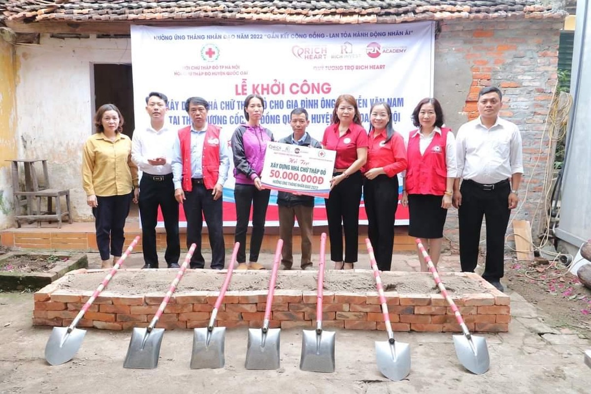 Rich Nguyen không chỉ chú trọng ở khâu đào tạo, kinh doanh, mà đã quan tâm rất sớm tới công tác xã hội thông qua việc thành lập Quỹ tương trợ Rich Hear