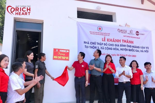 Đại diện các cơ quan, đơn vị đến chia vui cùng gia đình ông Nam và ông Vụ