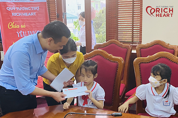 Ông Hà Anh Thái – Giám đốc Thương hiệu Công ty Cổ phần đầu tư Rich Invest trao quà cho các em học sinh có hoàn cảnh khó khăn tại Cô Tô