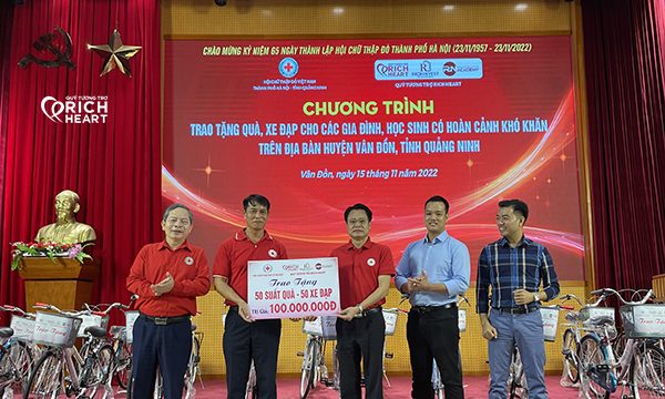 Quỹ tương trợ Rich Heart trao tặng quà và xe đạp trị giá 100 triệu đồng cho các gia đình, học sinh có hoàn cảnh khó khăn trên địa bàn huyện Vân Đồn, tỉnh Quảng Ninh
