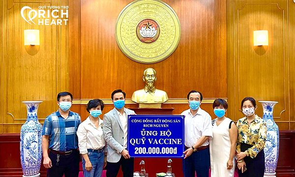 Thay mặt “CỘNG ĐỒNG HỌC VIÊN RICH NGUYEN”, Rich Nguyen đã trao 200.000.000 đồng tiền ủng hộ đến Uỷ ban Trung ương Mặt trận Tổ quốc Việt Nam cho “Quỹ Vắc-xin phòng Covid-19”