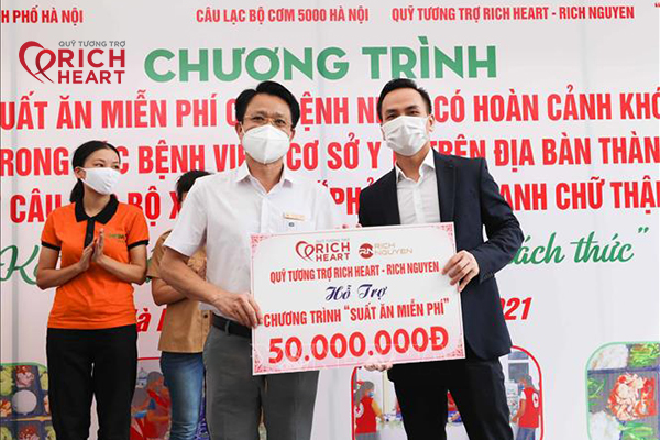 Thay mặt Quỹ tương trợ Rich Heart, Rich Nguyen đã ủng hộ 50 triệu đồng cho Chương trình suất ăn miễn phí