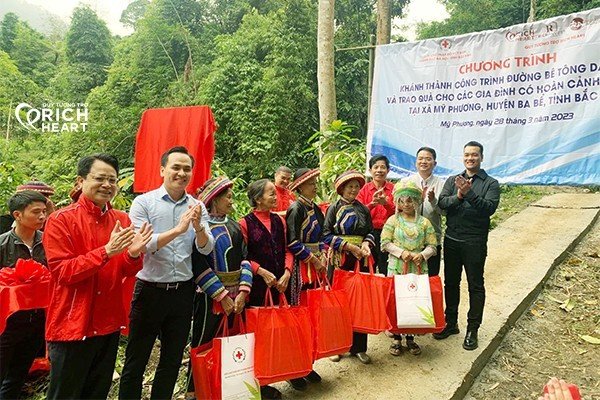 Quỹ tương trợ Rich Heart và Hội Chữ thập đỏ Thành phố Hà Nội đã trao tặng 30 suất quà (gồm mì tôm, sữa, bánh…) trao tặng 30 gia đình có hoàn cảnh khó khăn của xã