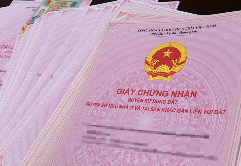 Bắt quả tang nhóm đối tượng làm sổ đỏ giả để lừa đảo chiếm đoạt tài sản